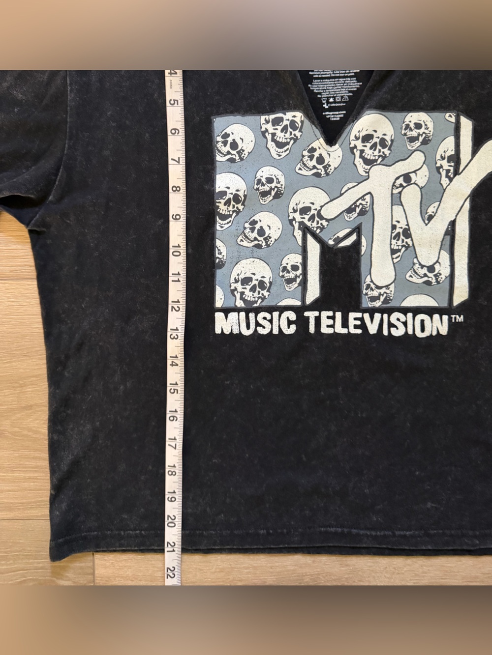 MTV Skulls Logo Notch Neck Mineral Wash Crop Tee NWT - Picture 4 of 5